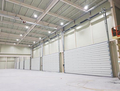 購入 倉庫 工業 セクション ドア 自動 商業 鋼 セクション ドア online manufacture