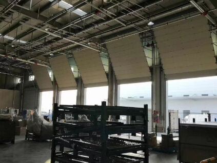 購入 工場や商業倉庫に適したフラットサーフェス仕上げの工業用スライディングセクショナルドア online manufacture