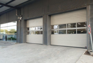 障害物検知のための底部安全装置を備えた部分ガレージドア