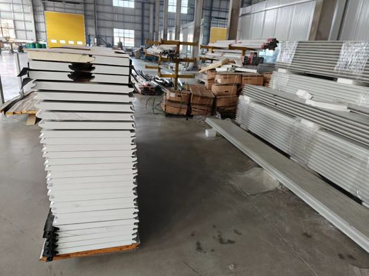 障害物検知のための底部安全装置を備えた部分ガレージドア