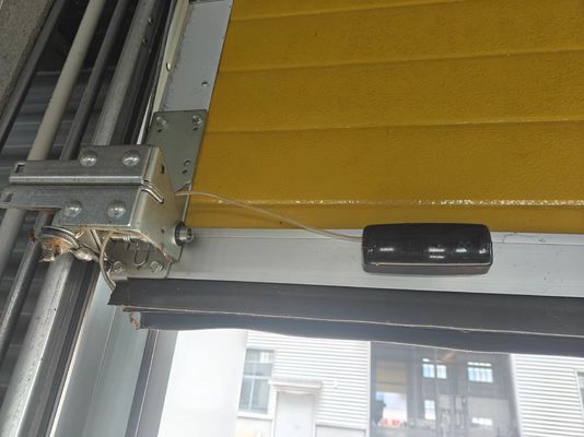 障害物検知のための底部安全装置を備えた部分ガレージドア